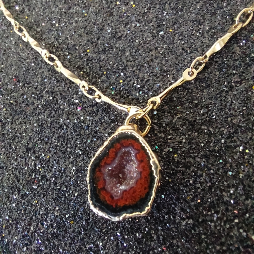 Tobasco Agate Pendant With Goldtone Chain, 7"